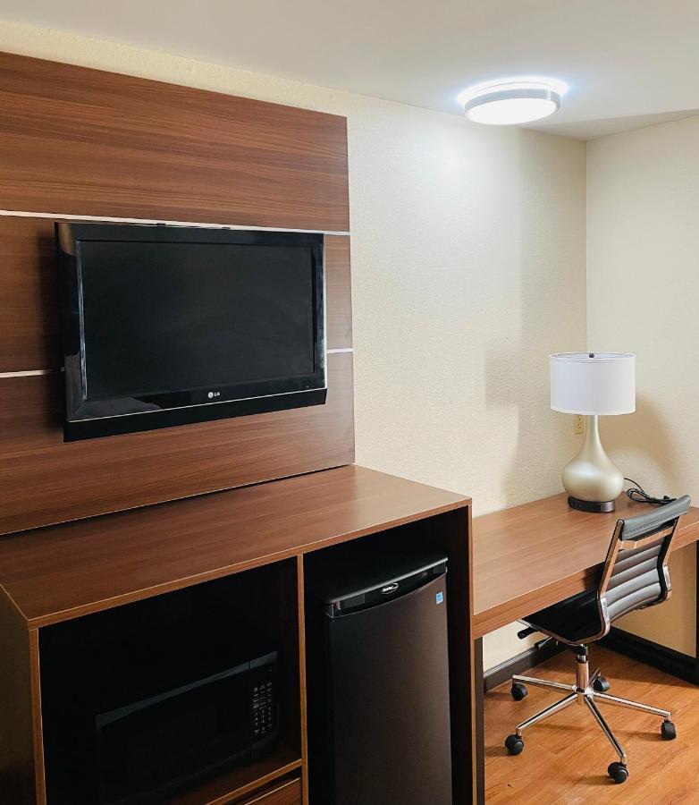 Quality Inn & Suites Augusta Fort Eisenhower Area Bagian luar foto