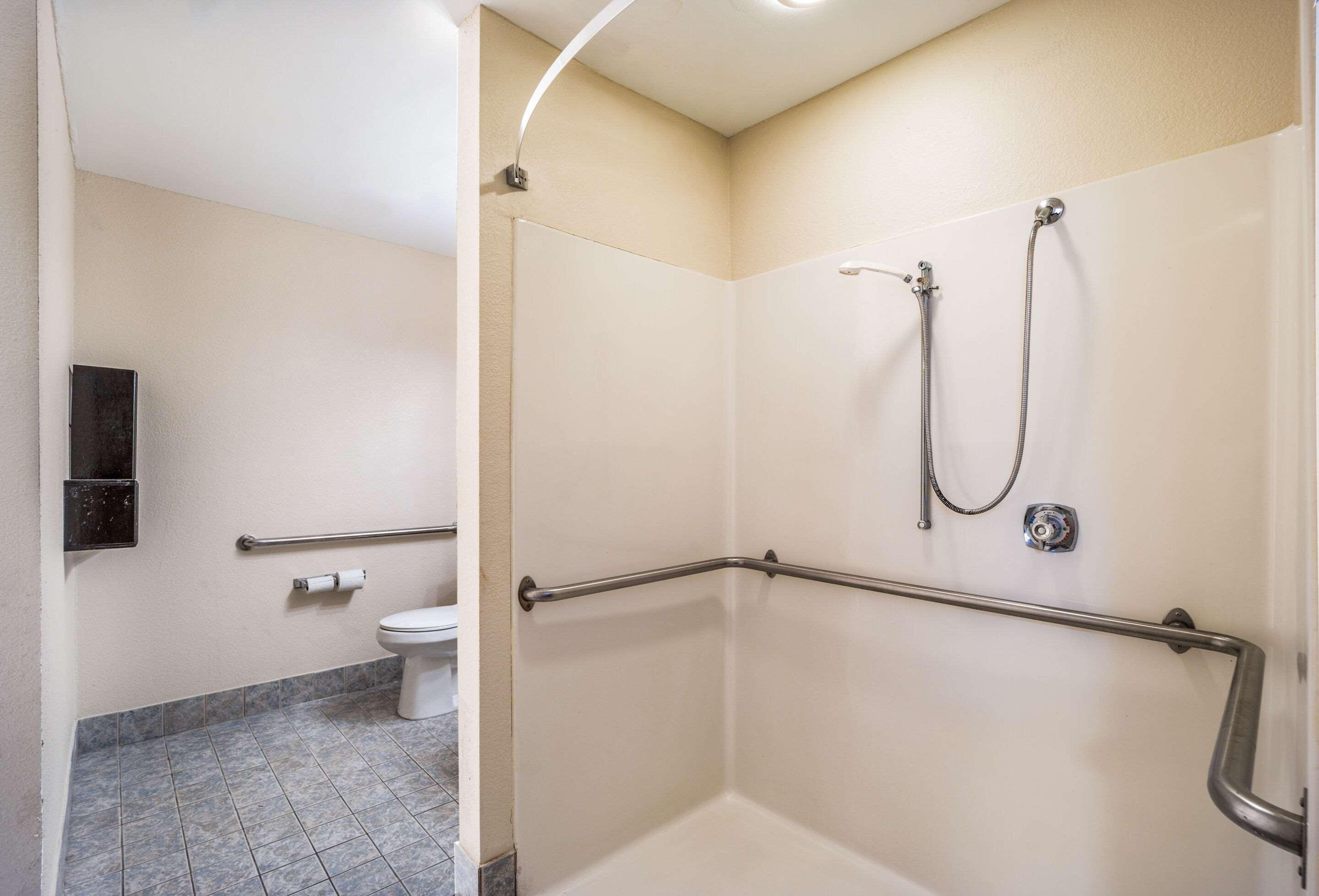 Quality Inn & Suites Augusta Fort Eisenhower Area Bagian luar foto