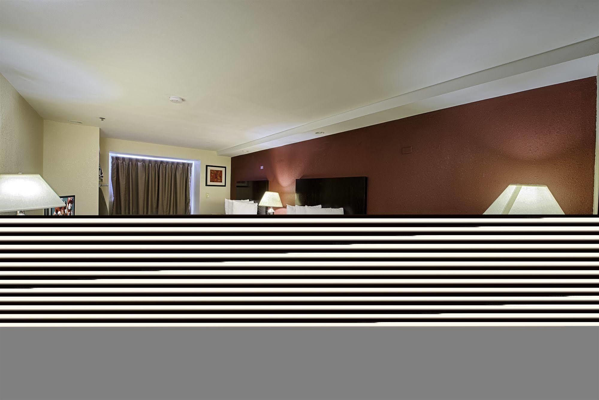 Quality Inn & Suites Augusta Fort Eisenhower Area Bagian luar foto